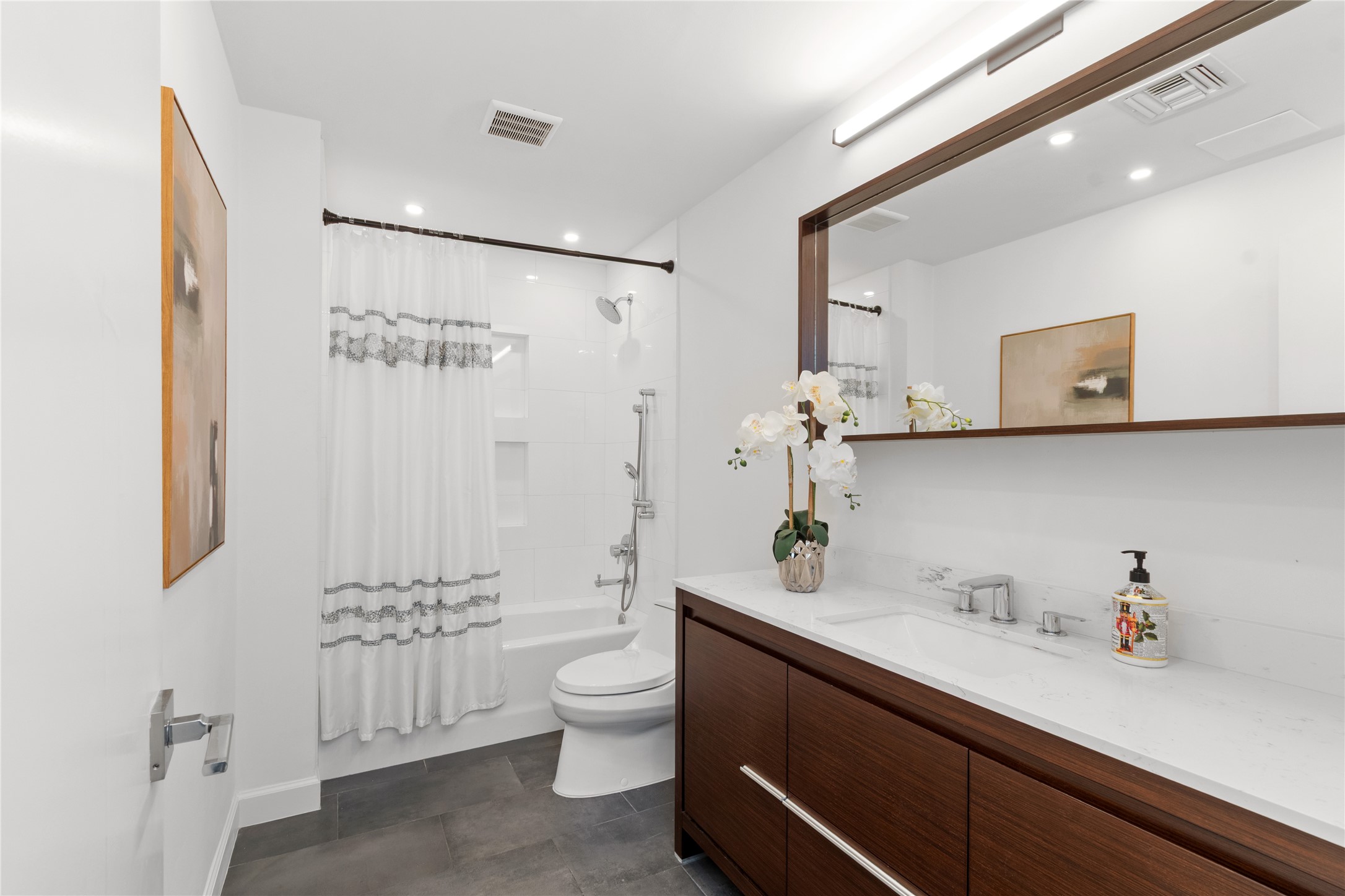 14 Greenway Plaza, Unit 23N Houston, TX 77046 - Photo 19 of 26 a bathroom with a sink a toilet and shower