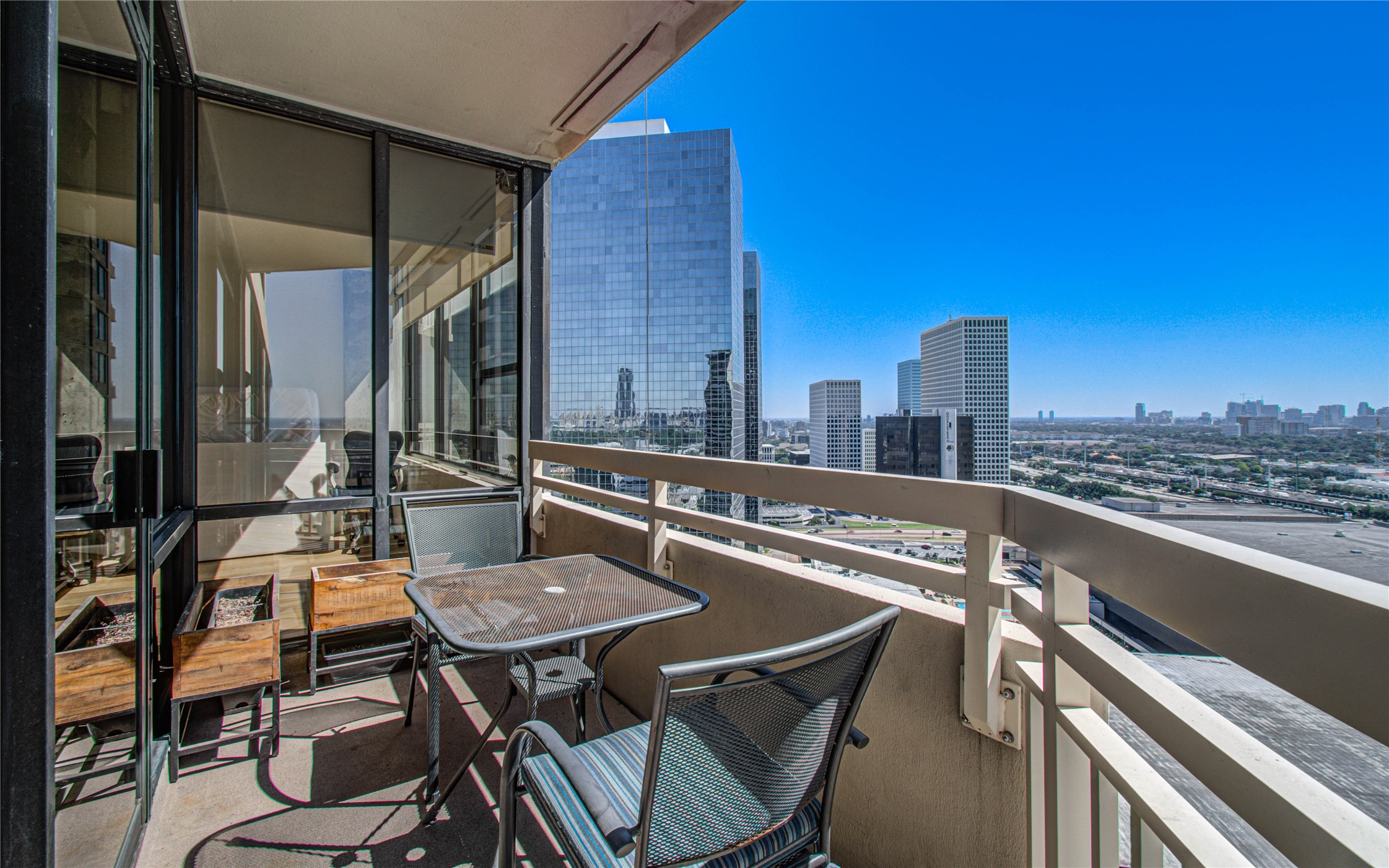 14 Greenway Plaza, Unit 23N Houston, TX 77046 - Photo 20 of 26 a balcony with table and chairs