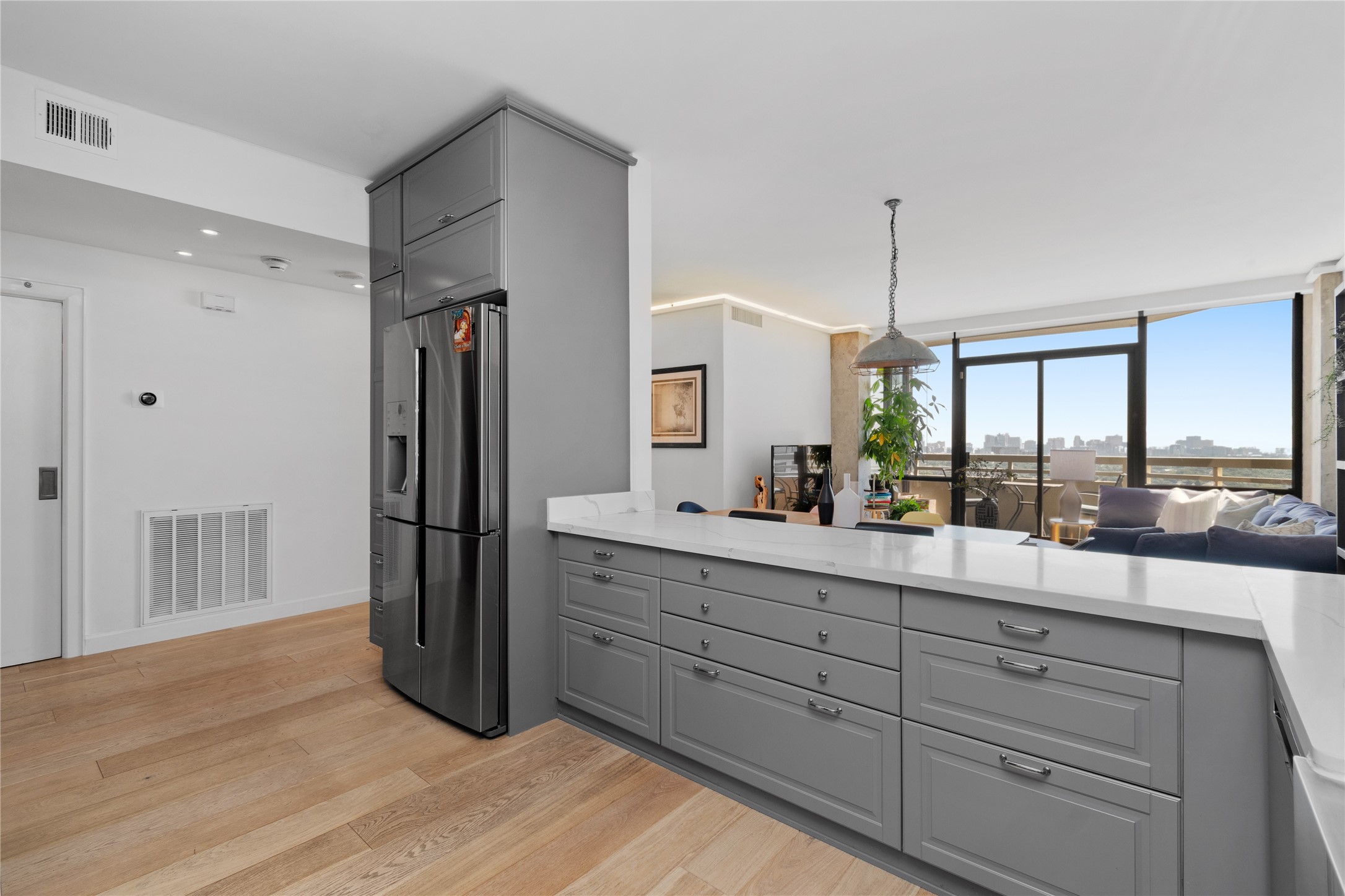 14 Greenway Plaza, Unit 23N Houston, TX 77046 - Photo 6 of 26 a kitchen with a refrigerator and a sink