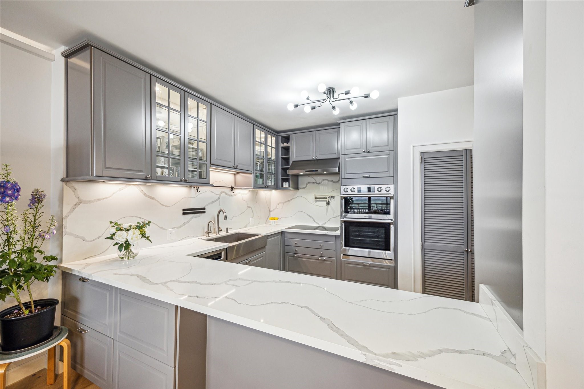 14 Greenway Plaza, Unit 23N Houston, TX 77046 - Photo 7 of 26 a kitchen with kitchen island a sink stainless steel appliances and cabinets
