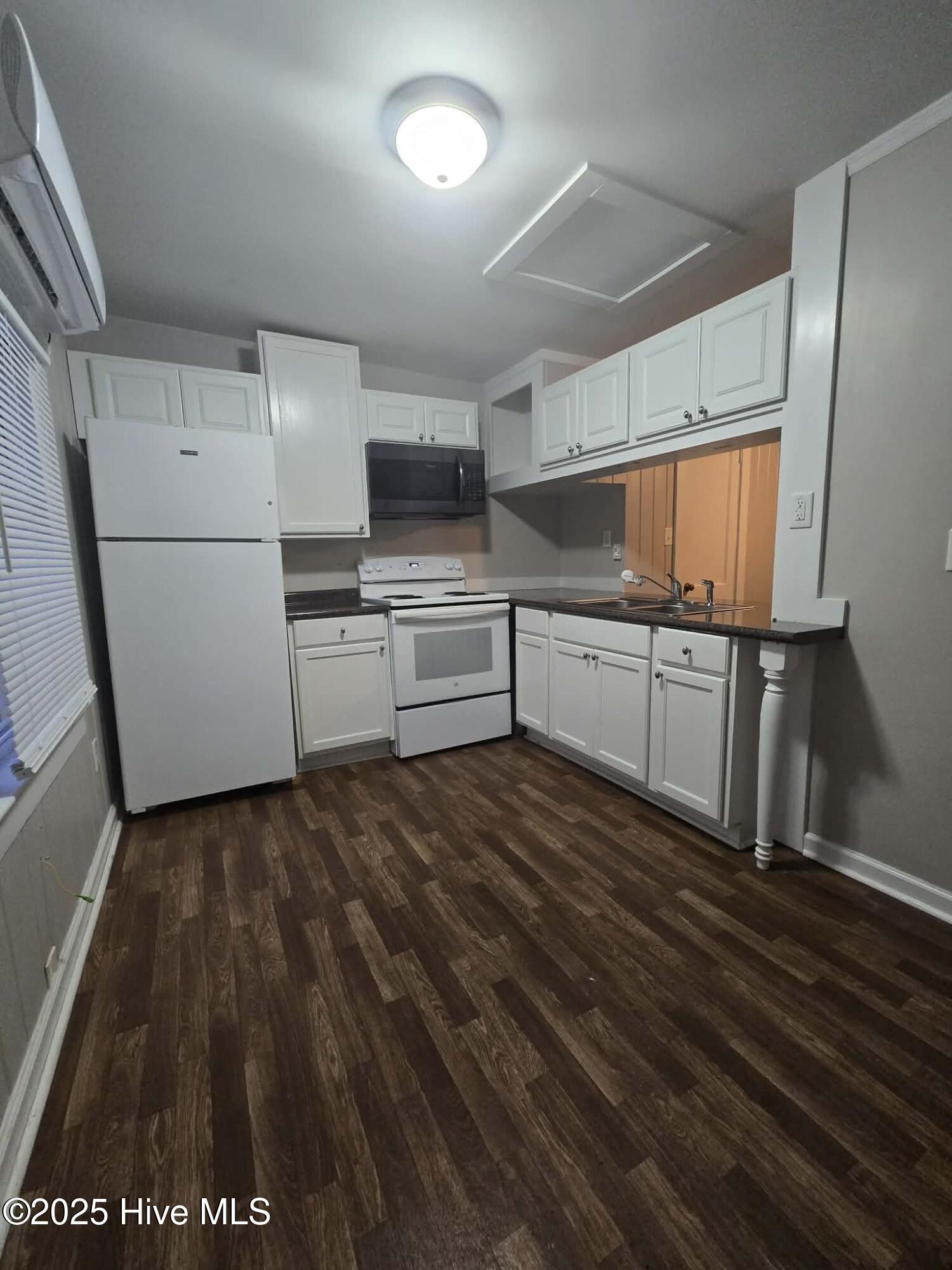 222 Richlands Avenue, Unit 2 Jacksonville, NC 28540 - Photo 5 of 9 573ede87-ba9f-43d7-b358-f5f510cba38f