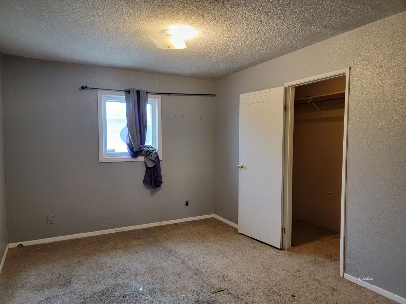 345 South Gordon Street Ridgecrest, CA 93555 - Photo 11 of 22 an empty room with windows