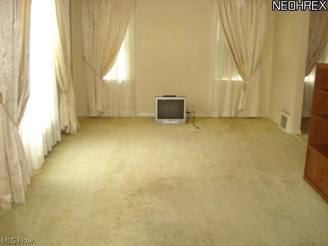 5208 Camden Road Maple Heights, OH 44137 - Photo 3 of 12 Living Room