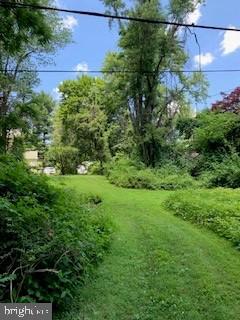 2735 Edge Hill Road Huntingdon Valley, PA 19006 - Photo 16 of 17 Yard