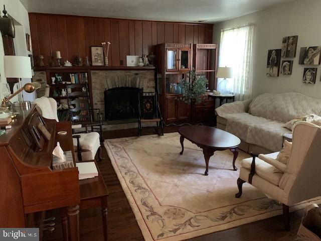 2735 Edge Hill Road Huntingdon Valley, PA 19006 - Photo 4 of 17 Living room
