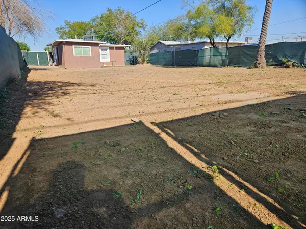 a view of back yard of the house
