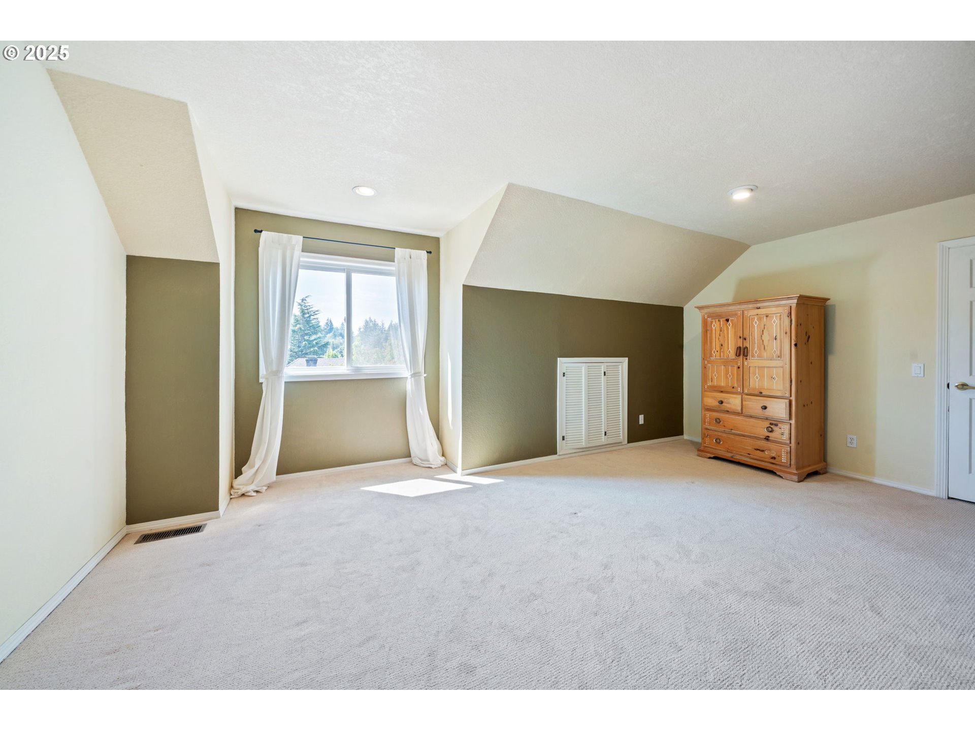 6827 Southwest Windemere Loop Portland, OR 97225 - Photo 29 of 48