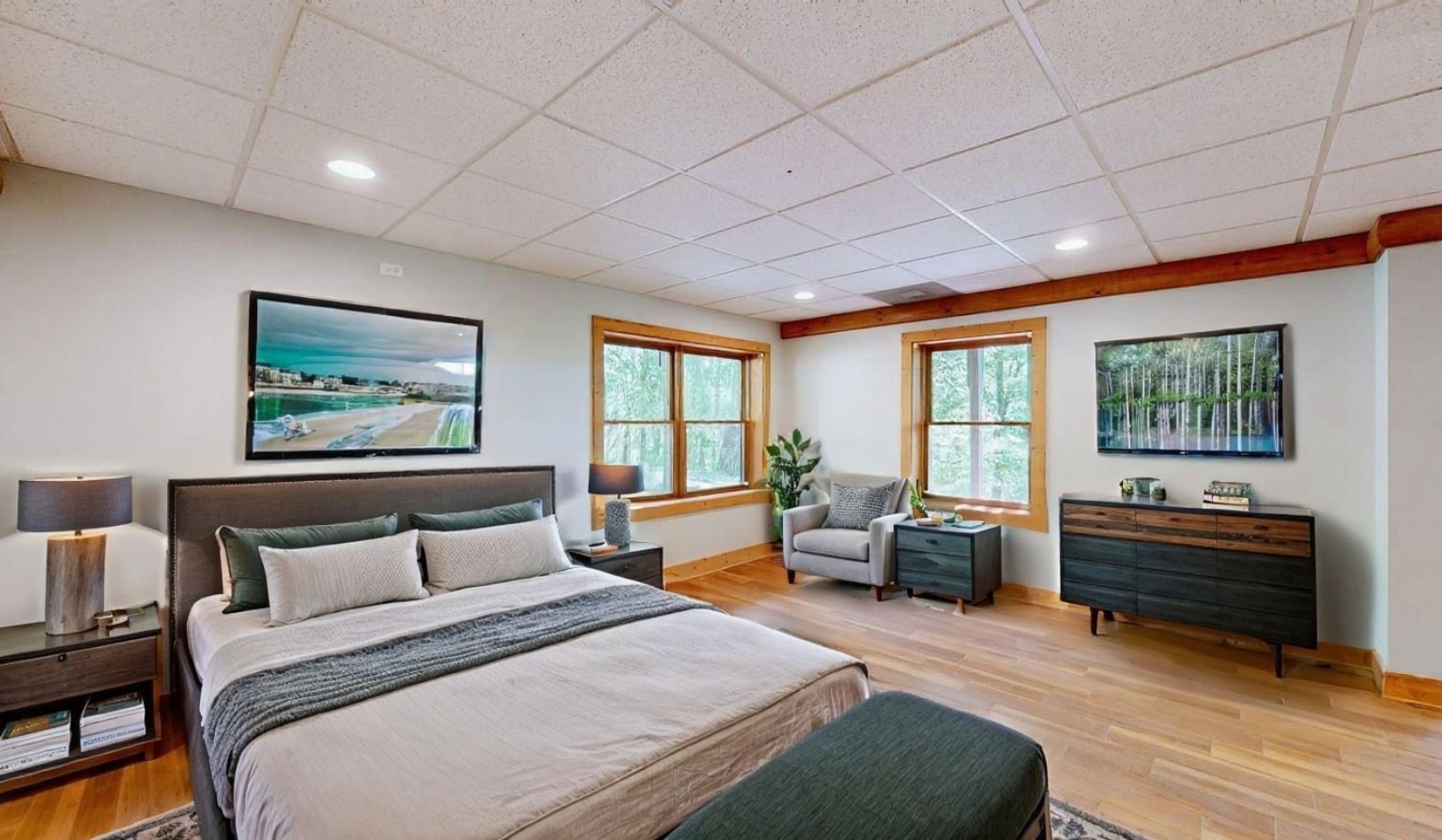 256 Vista Vue Trail Pelham, TN 37366 - Photo 20 of 67 a bedroom with a bed a couch and a window