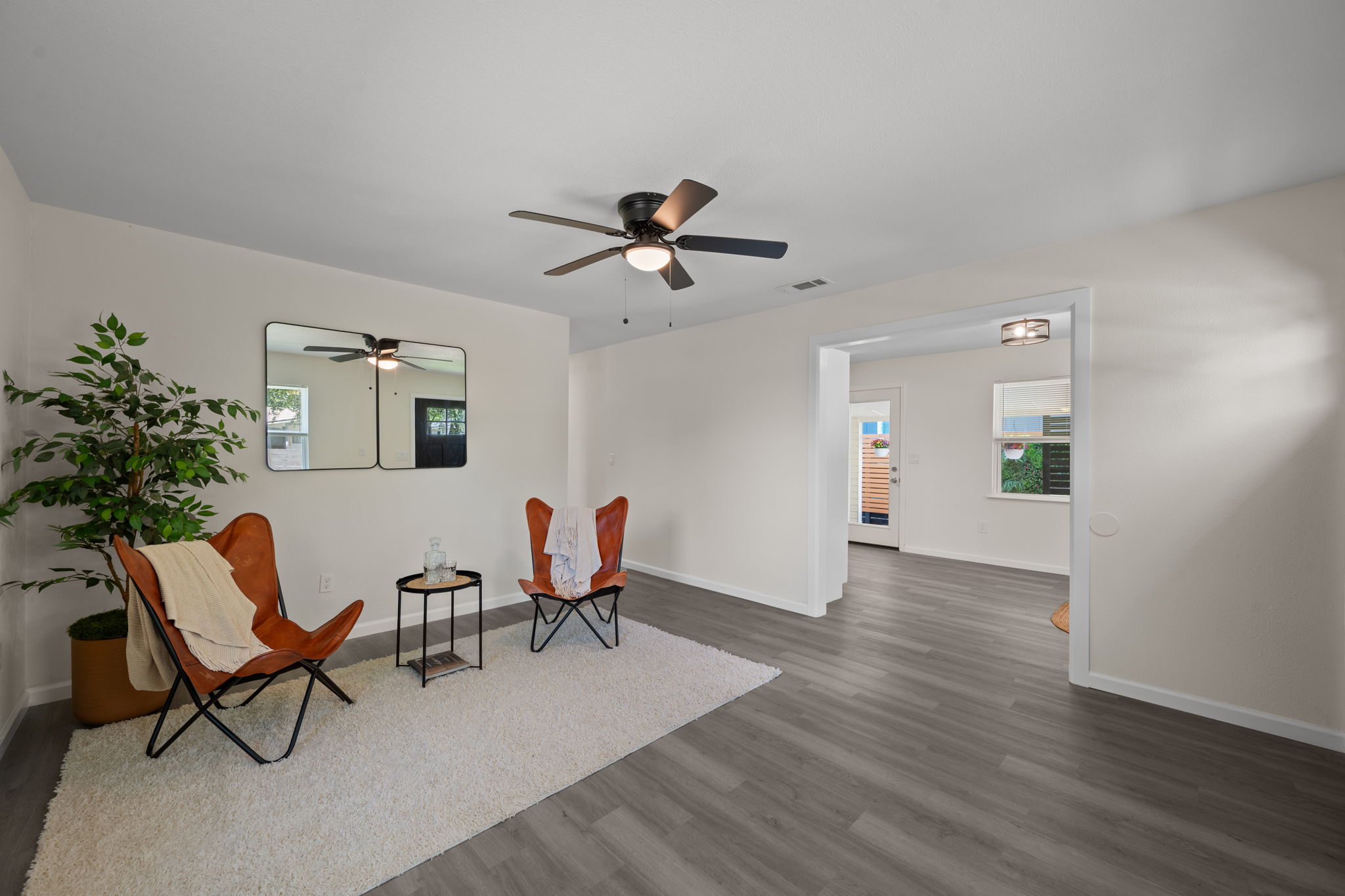 4711 Bandera Road Austin, TX 78721 - Photo 8 of 22 a view of livingroom with furniture and a workspace