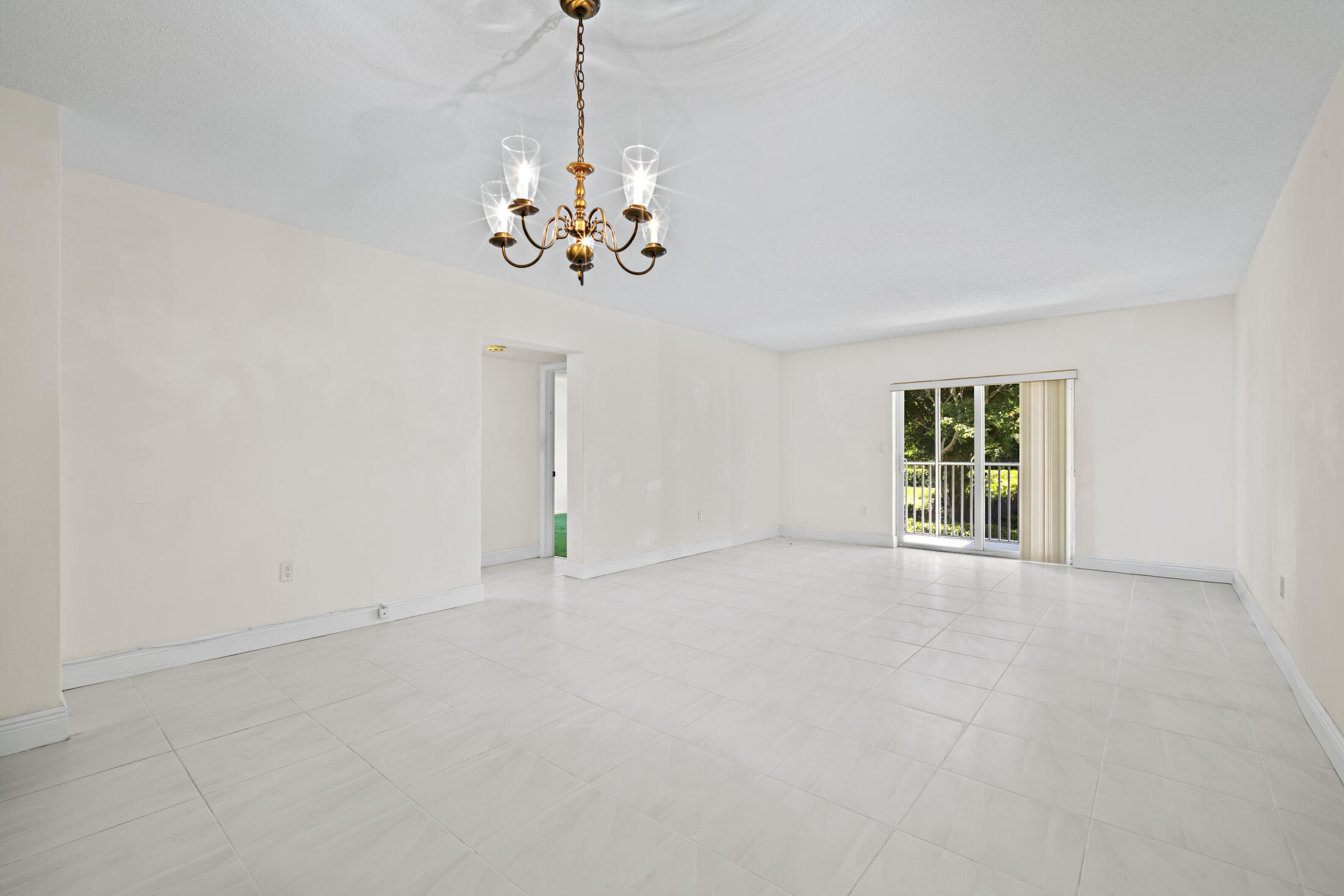 200 East Royal Palm Road, Unit 2110 Boca Raton, FL 33432 - Photo 5 of 36 Dining/Living Room
