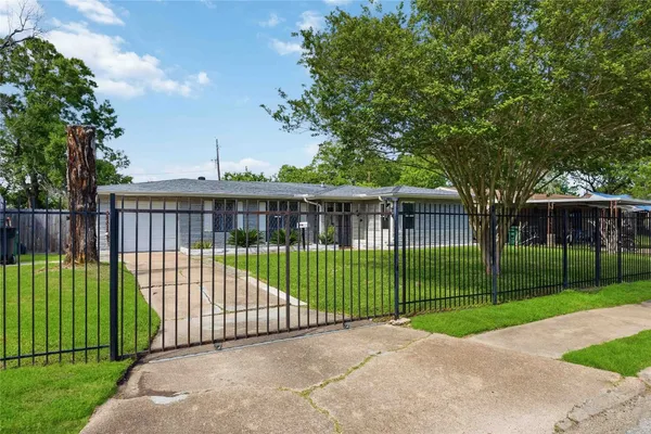 $1,500 | 5919 Van Fleet Street, Houston, TX 77033