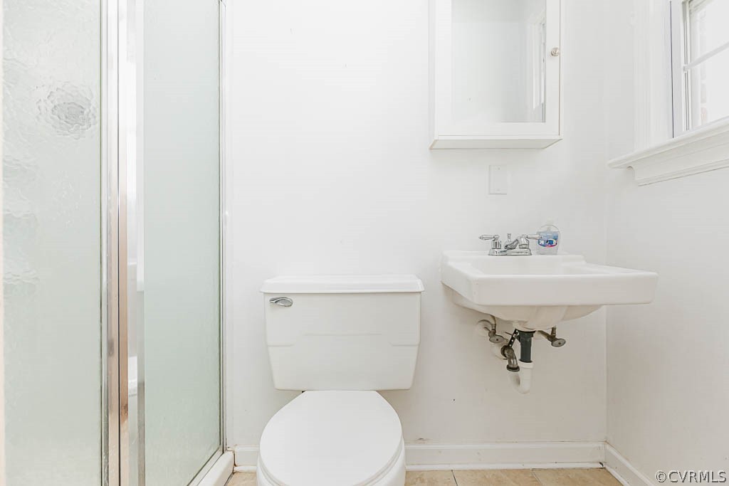 12200 Spring Run Road Chesterfield, VA 23832 - Photo 9 of 20 a bathroom with a sink a toilet and mirror