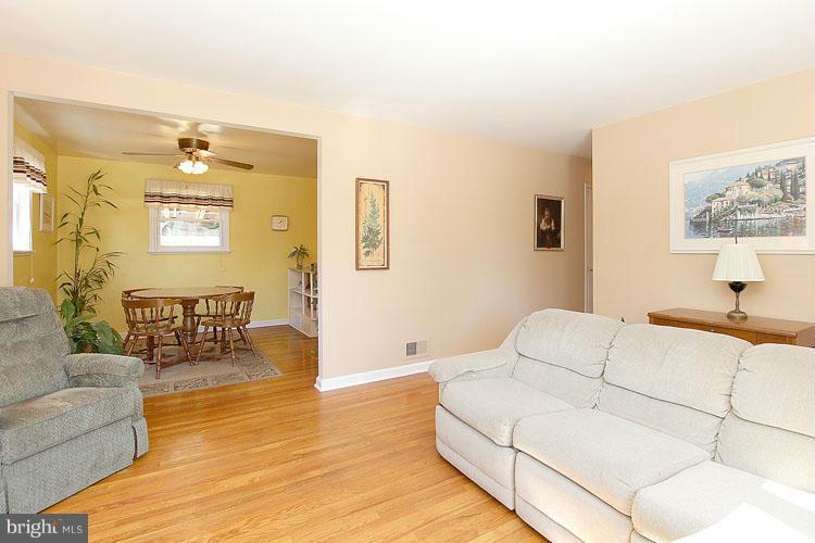 4801 Topping Road Rockville, MD 20852 - Photo 4 of 27 Living Room