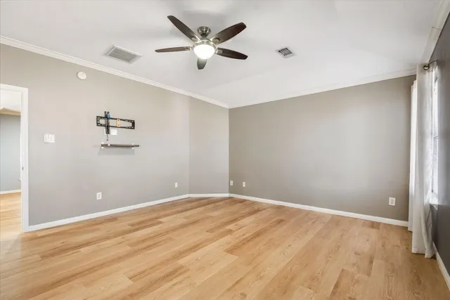 a view of a livingroom with a ceiling fan