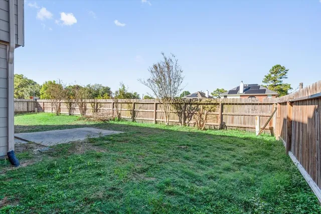 a view of a house with backyard