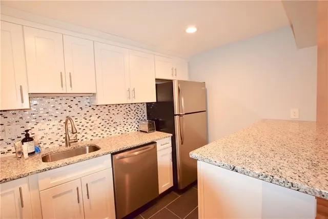 $2,300 | 66 Girard Avenue, Unit 309, Newport, RI 02840