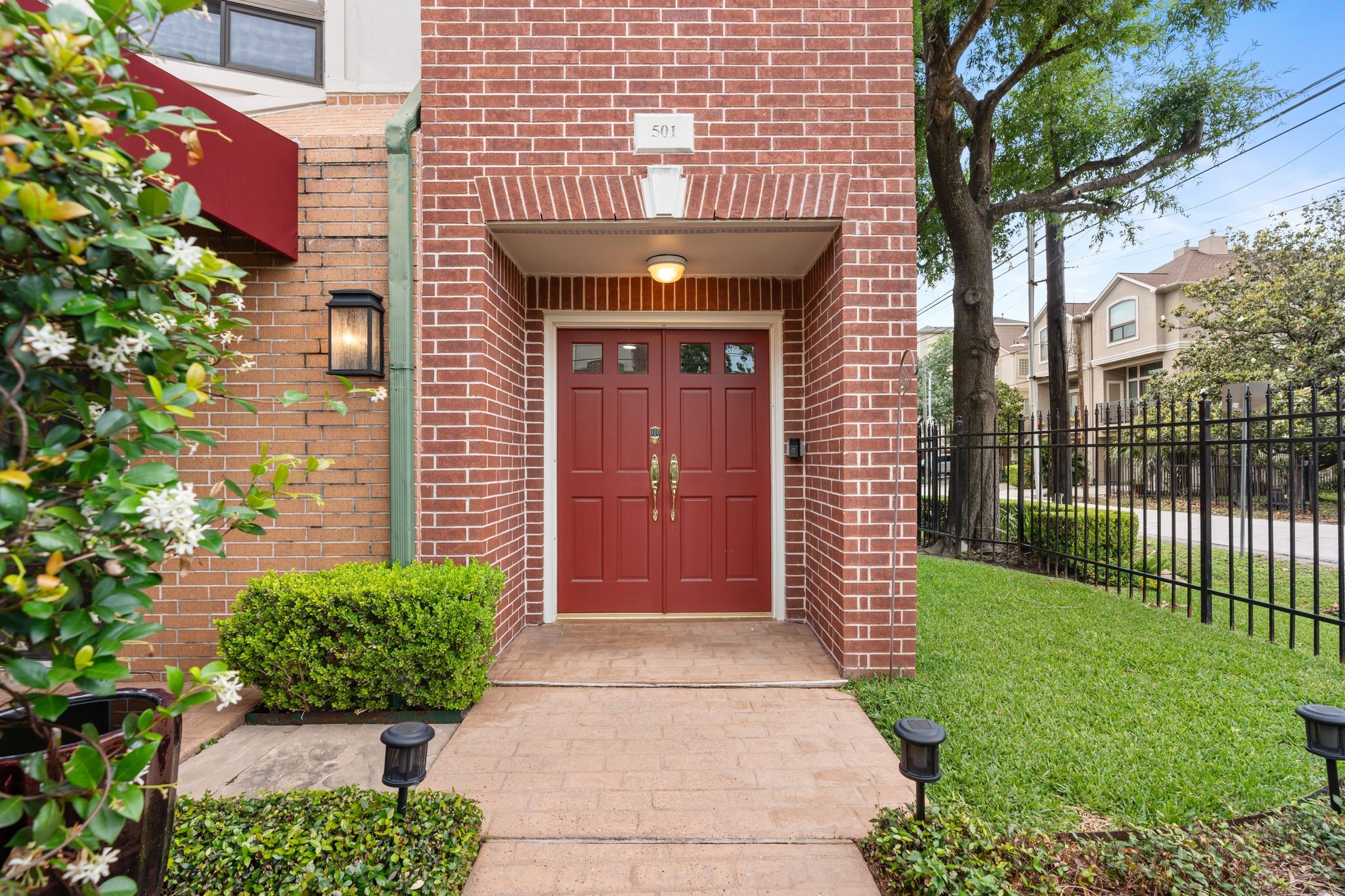 501 Detering Street Houston, TX 77007 - Photo 2 of 44 a front view of a house