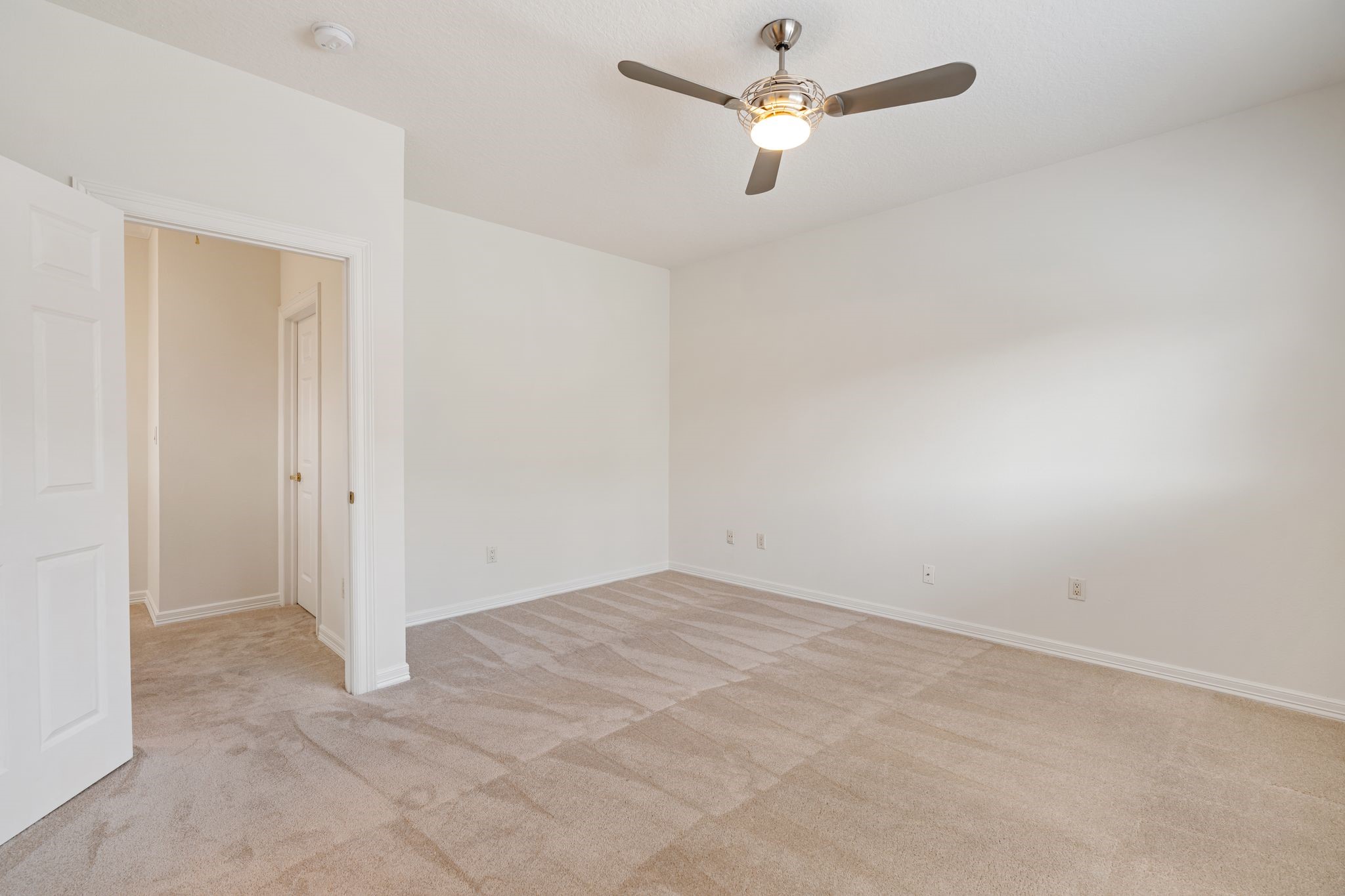 501 Detering Street Houston, TX 77007 - Photo 21 of 44 In addition to the primary suite, this is the secondary bedroom on the third floor with an en suite bath and walk-in closet.