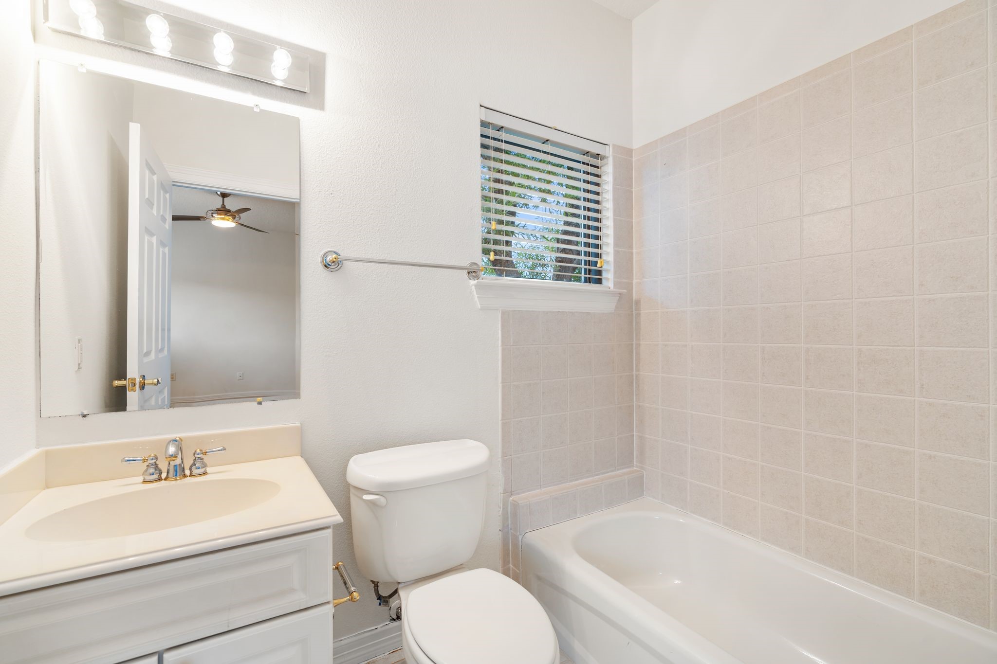 501 Detering Street Houston, TX 77007 - Photo 23 of 44 Secondary en suite bath
