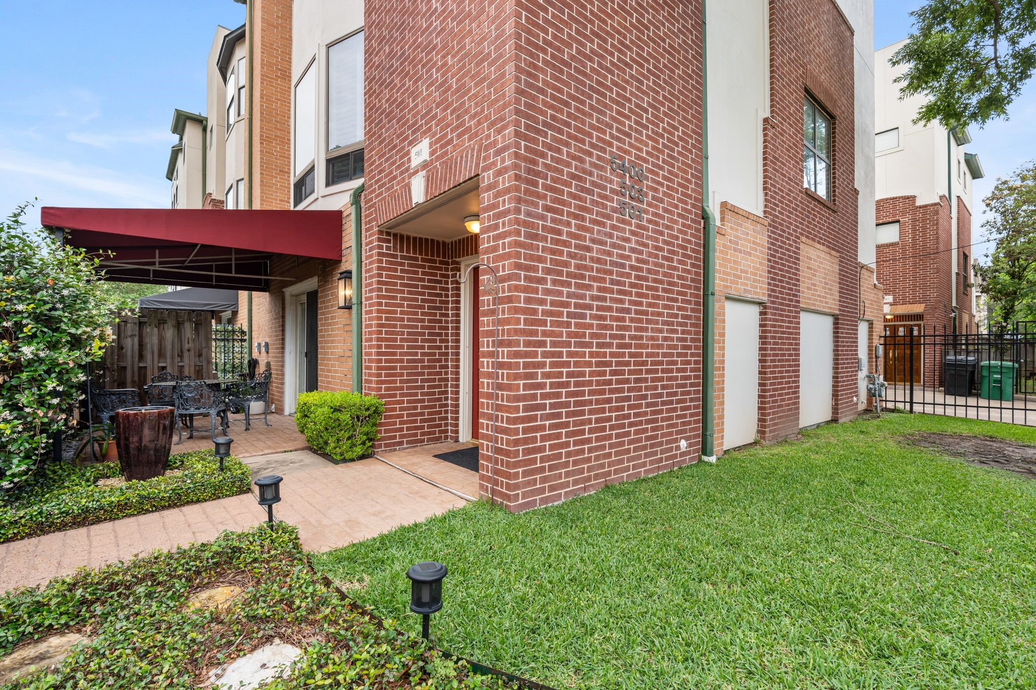 501 Detering Street Houston, TX 77007 - Photo 3 of 44 a house view with a garden space