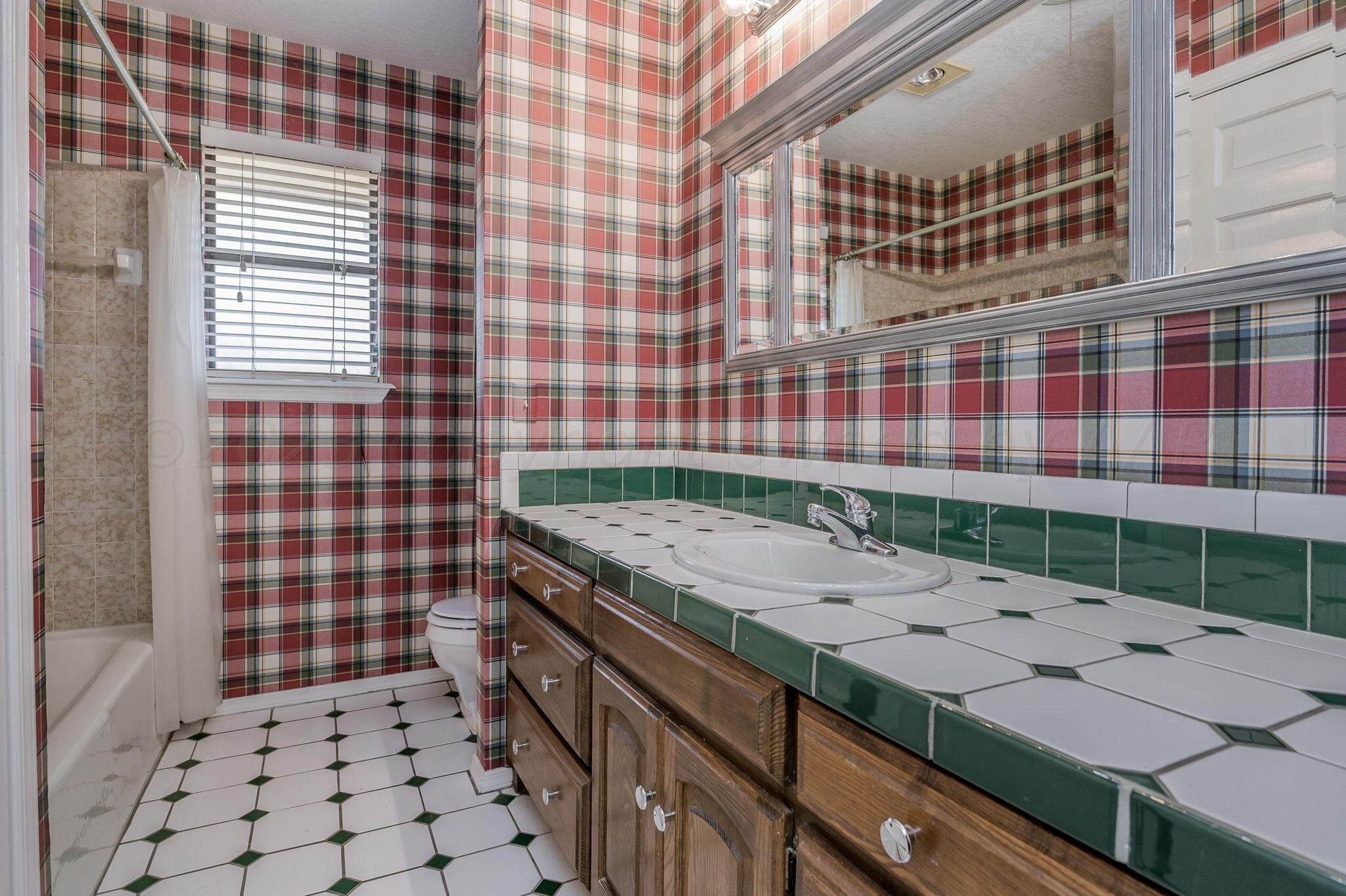 6407 Drexel Road Amarillo, TX 79109 - Photo 16 of 17 Hall Bathroom