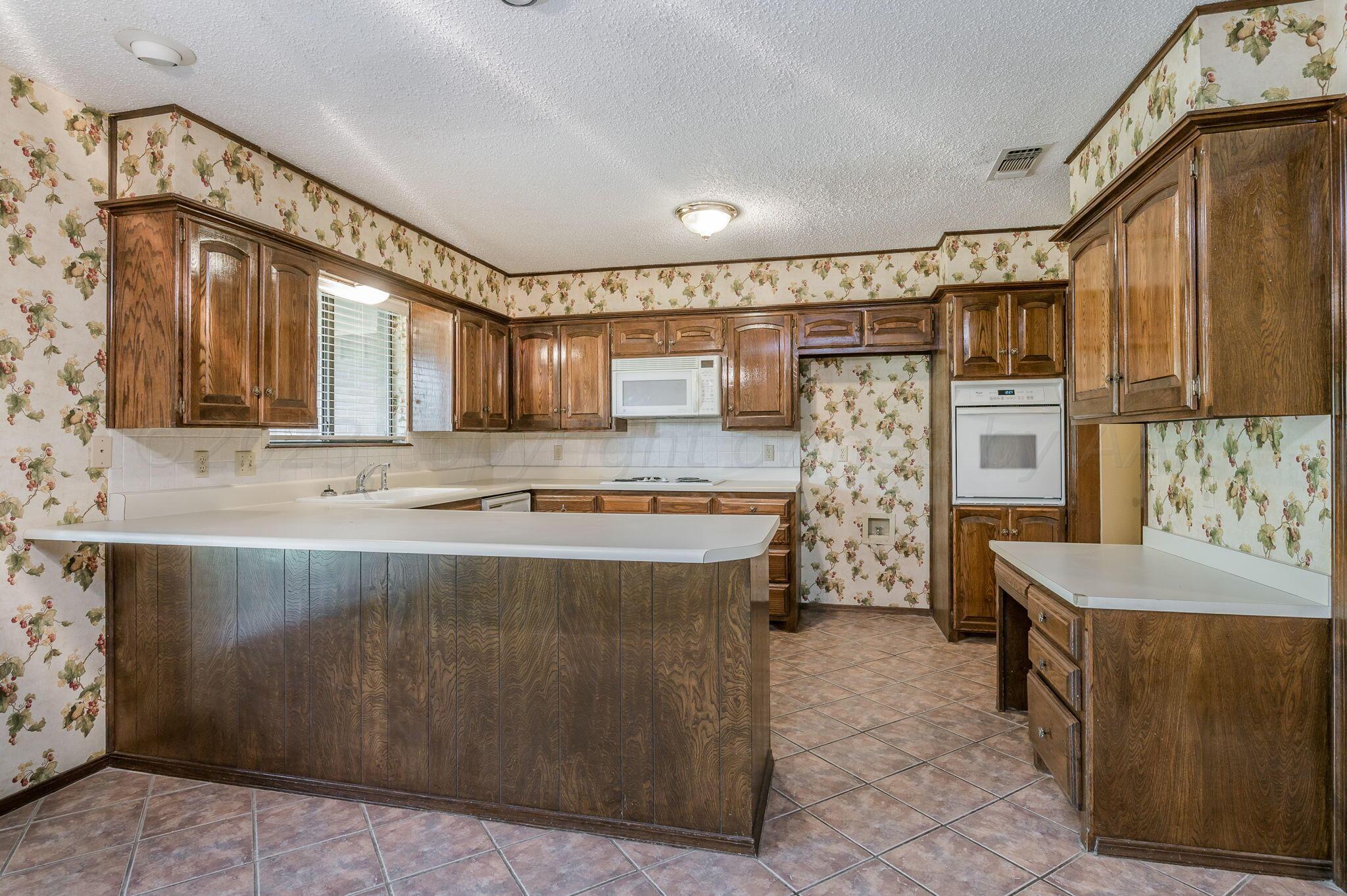 6407 Drexel Road Amarillo, TX 79109 - Photo 9 of 17 Kitchen