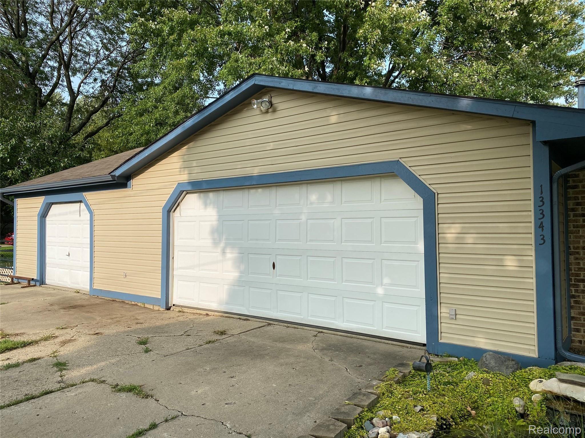 13343 Jennings Road Linden, MI 48451 - Photo 29 of 31 3 Car Attached Garage!
