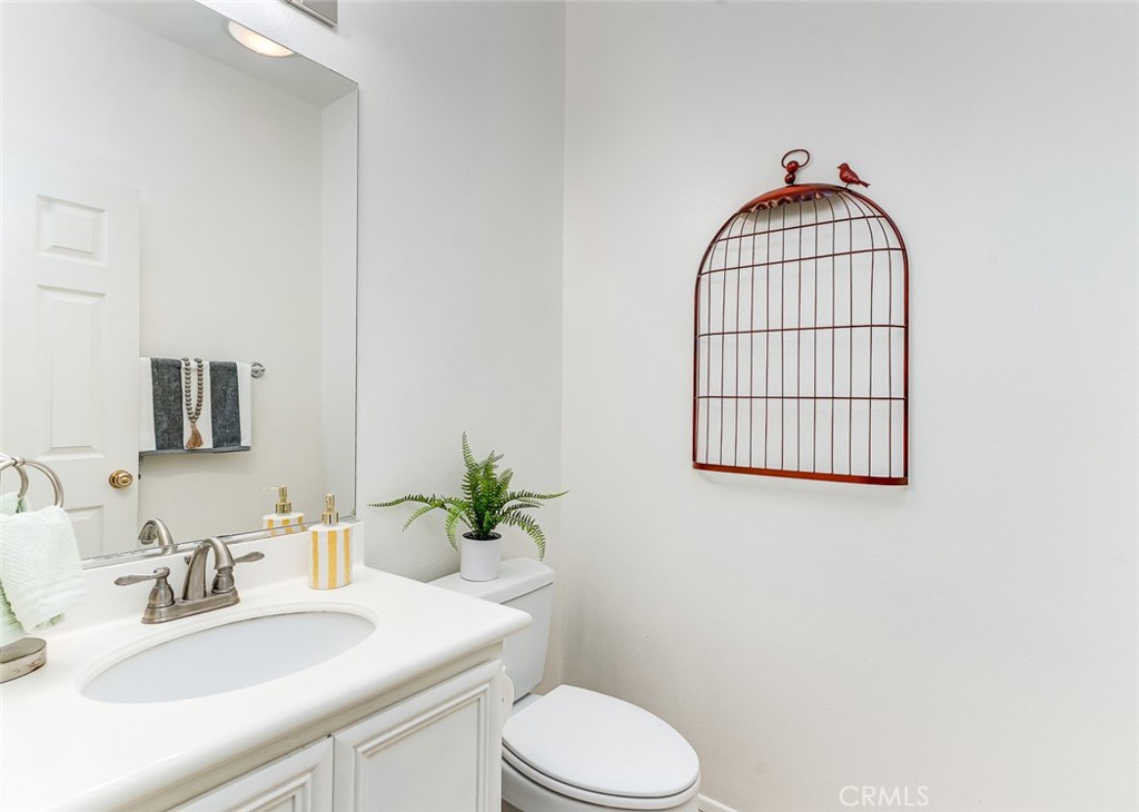 38 Daisy Irvine, CA 92618 - Photo 17 of 41 a bathroom with a sink toilet and a mirror