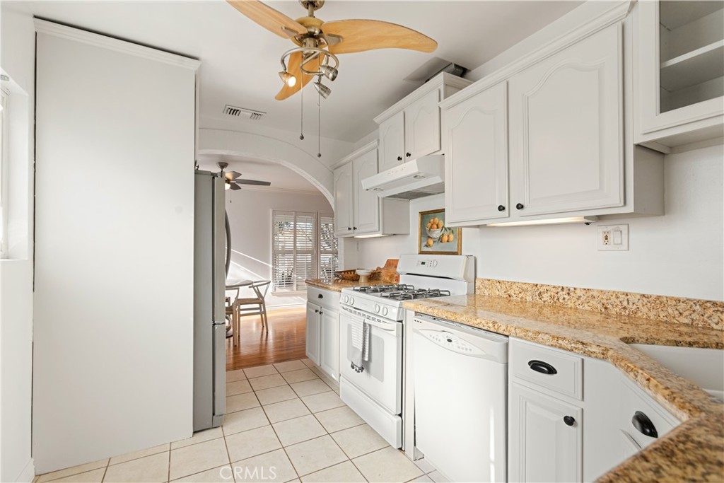 10541 Lindenvale Road Whittier, CA 90606 - Photo 4 of 14 Fron House Kitchen