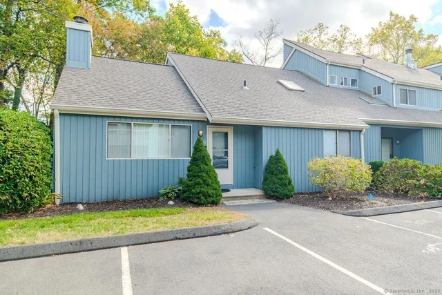 $460,000 | 11 Red Oak Circle, Unit 11, Shelton, CT 06484