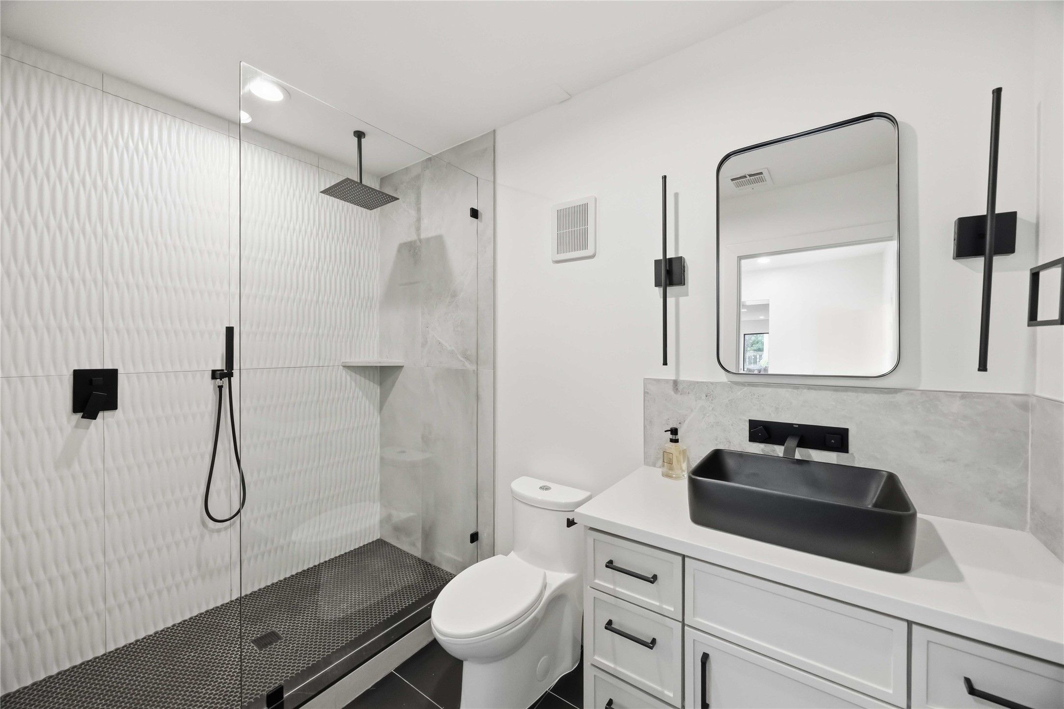 3214 Prospect Street Houston, TX 77004 - Photo 17 of 35 Bathroom 2 on First Floor