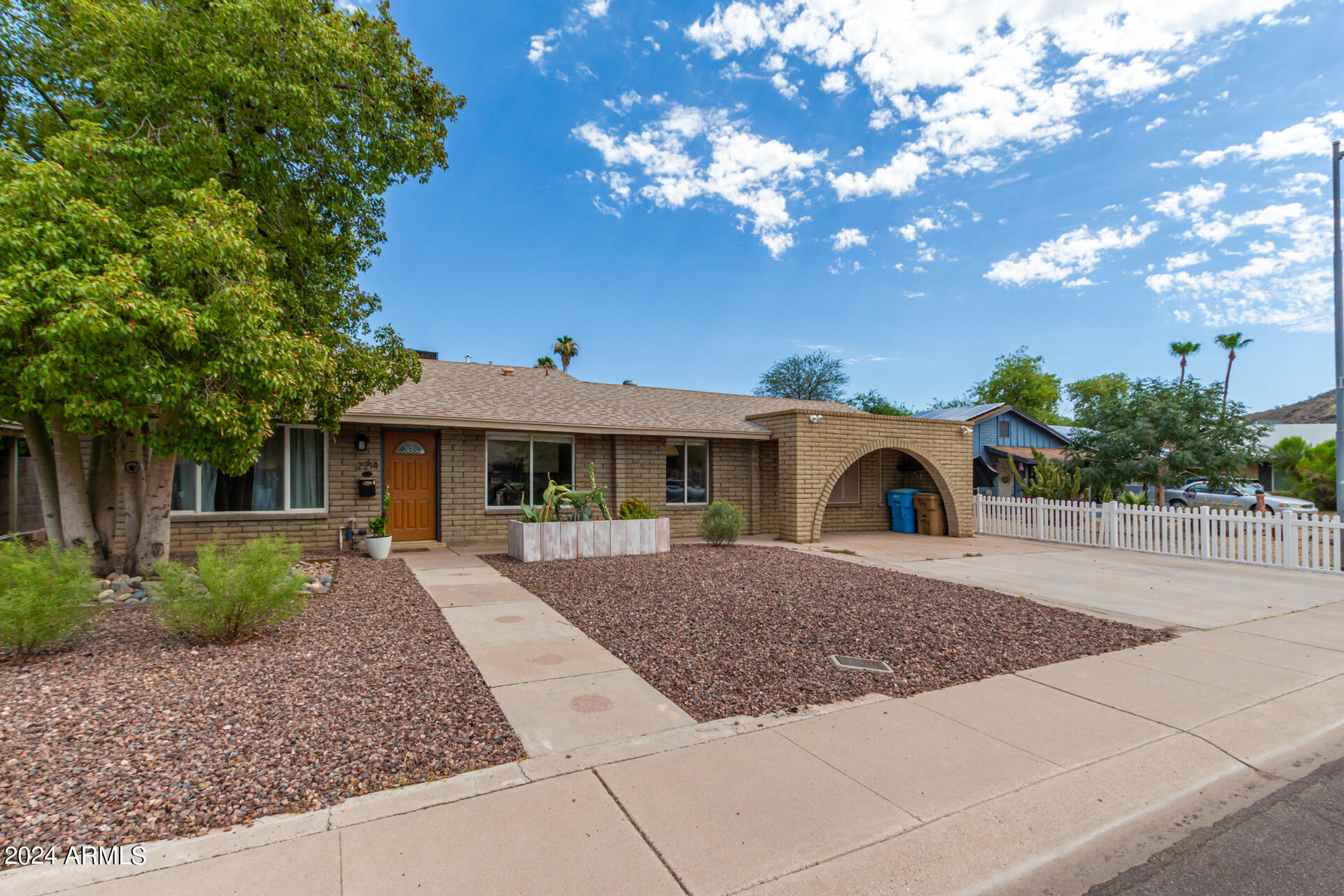 2214 West Charter Oak Road Phoenix, AZ 85029 - Photo 3 of 49 0006-06 - Charter