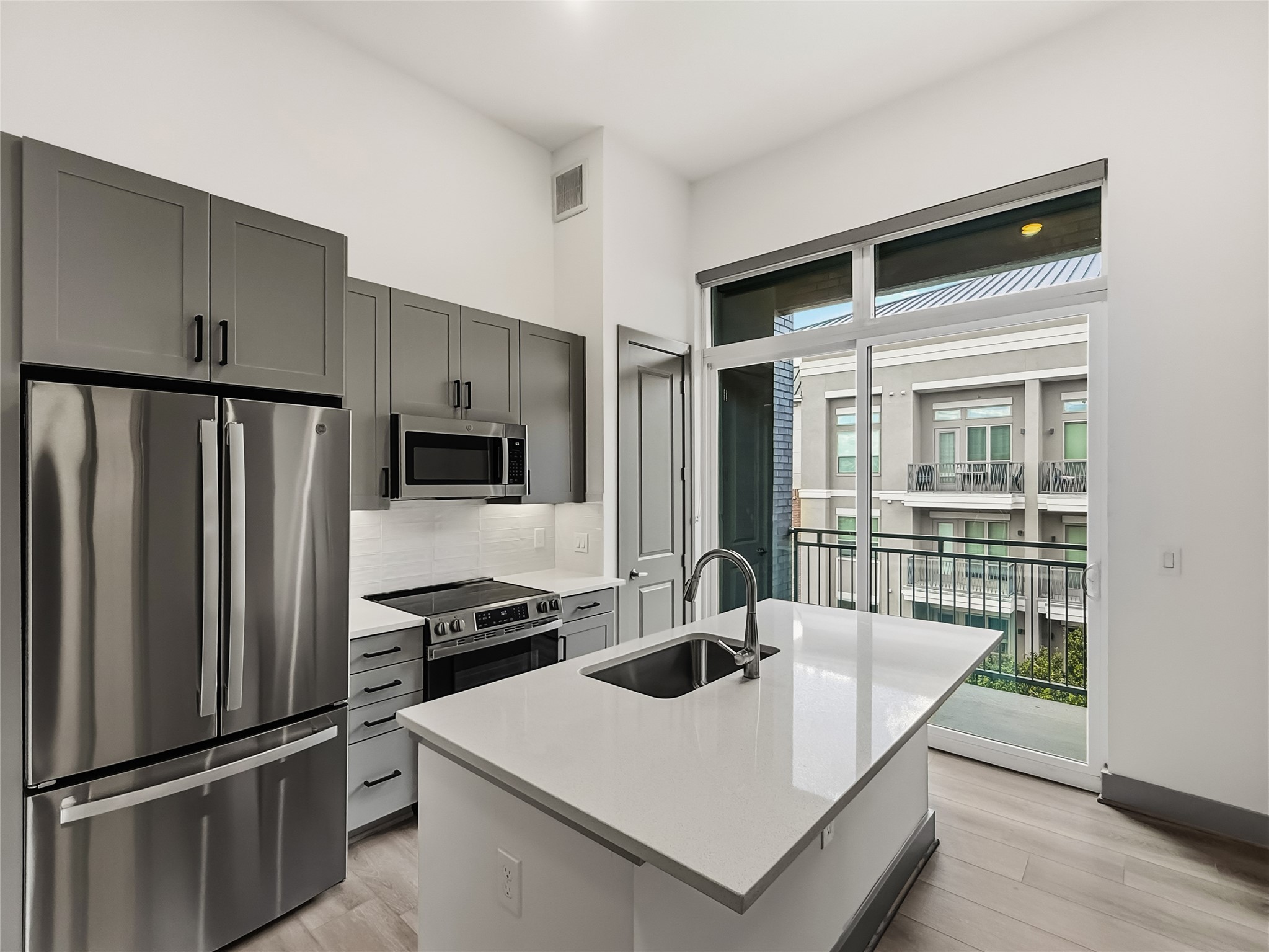 170 Malone Street, Unit 3107 Houston, TX 77007 - Photo 4 of 26 a kitchen with stainless steel appliances a refrigerator and a stove top oven