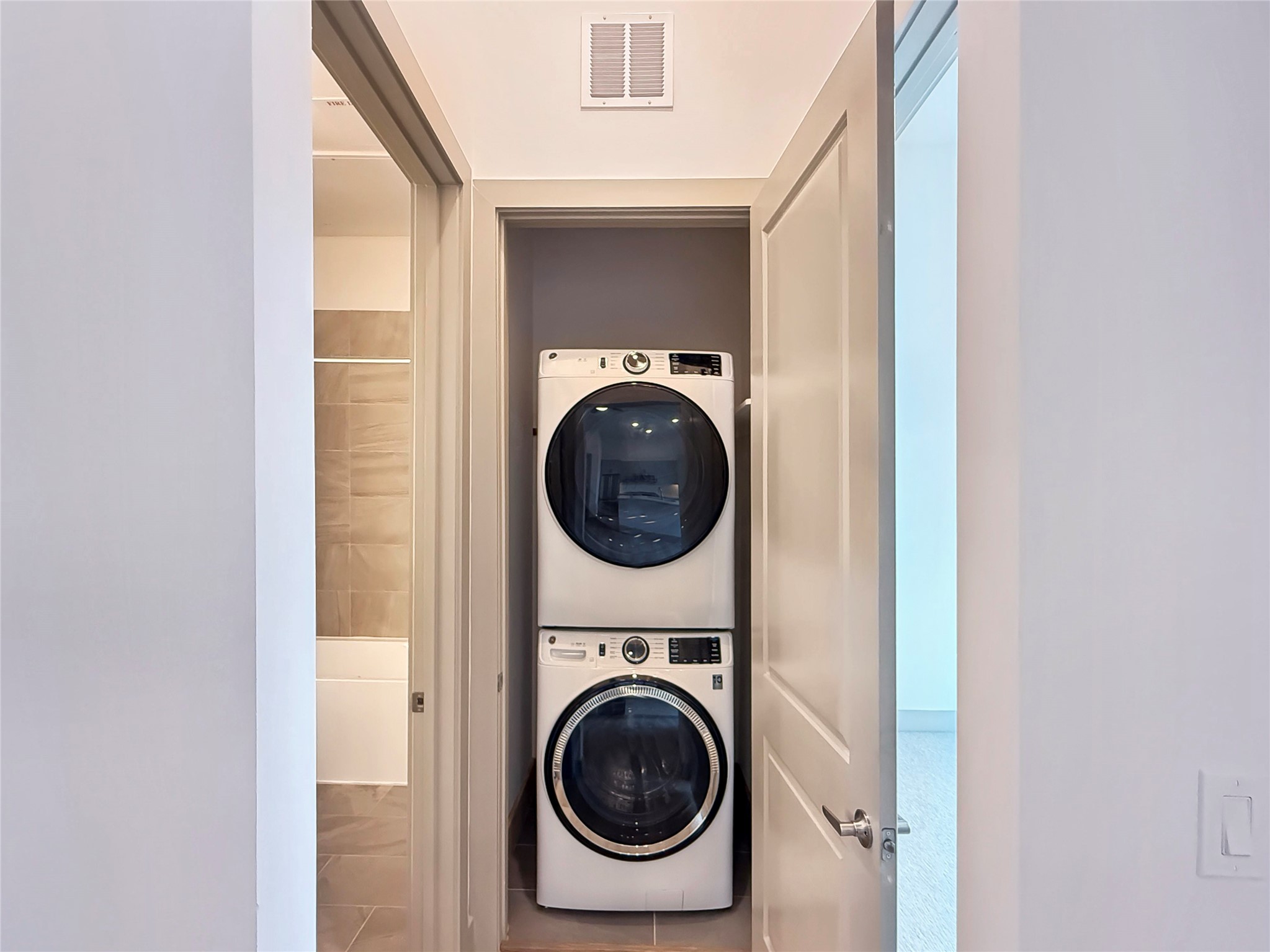 170 Malone Street, Unit 3107 Houston, TX 77007 - Photo 6 of 26 a utility room with dryer and washer