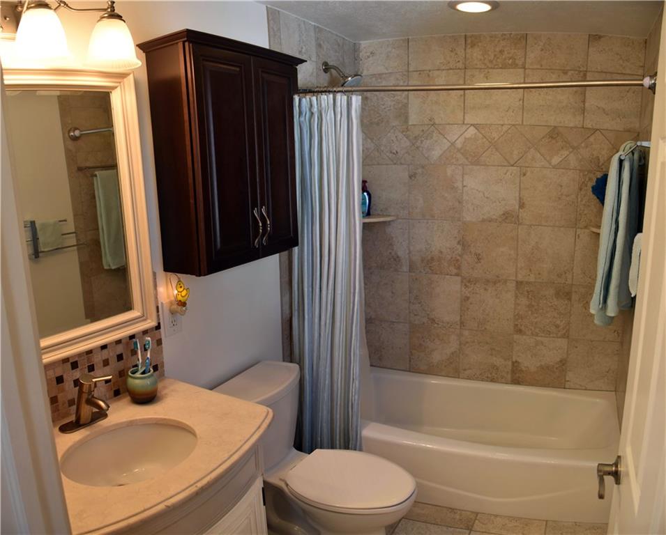 1727 Rutledge Street Pittsburgh, PA 15211 - Photo 11 of 16 ATTRACTIVE FULL BATH