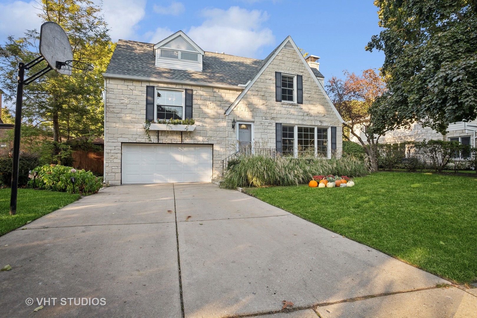 12 Briar Road Golf, IL 60029 - Photo 2 of 29 Gallery Image 2