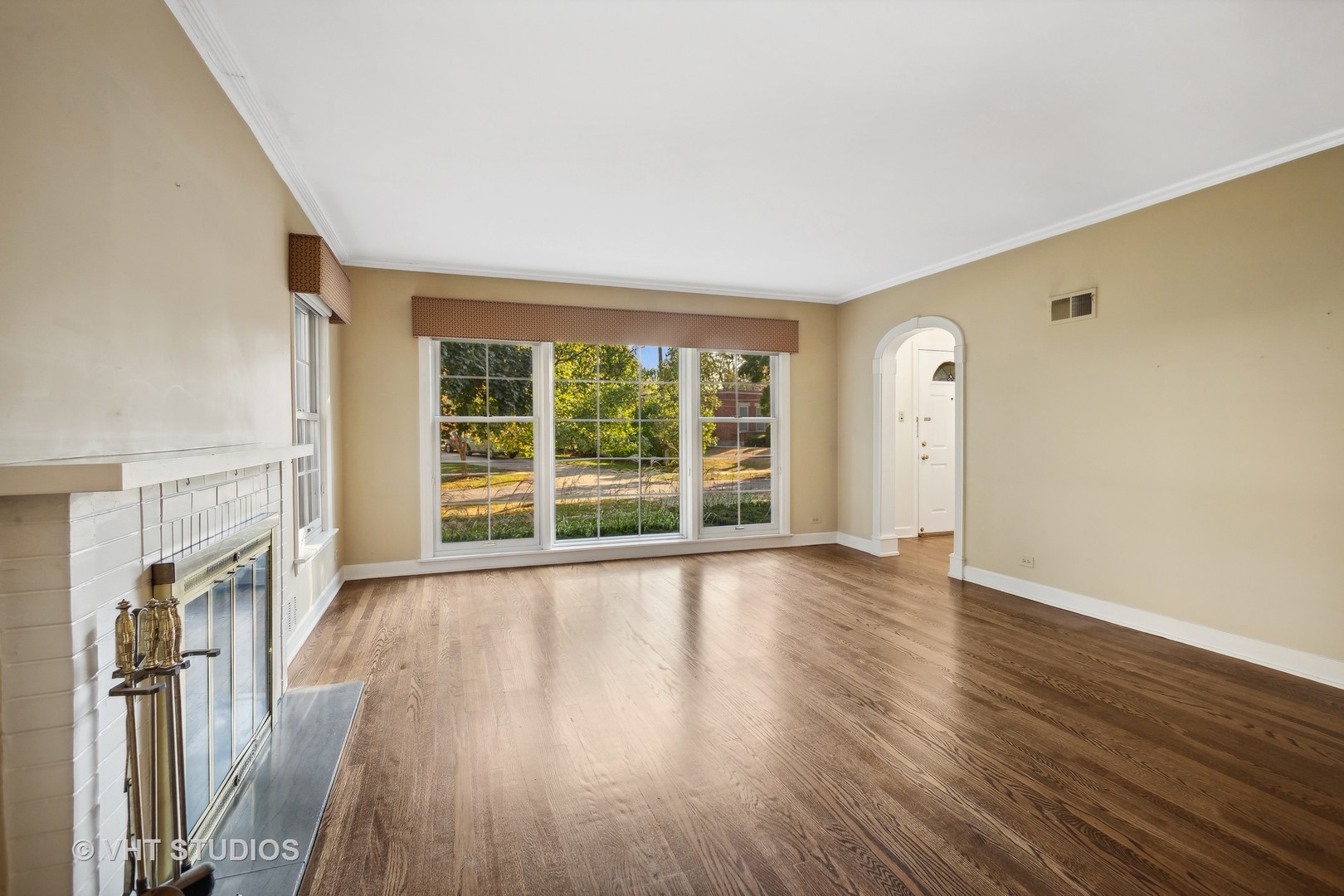 12 Briar Road Golf, IL 60029 - Photo 4 of 29 Gallery Image 4