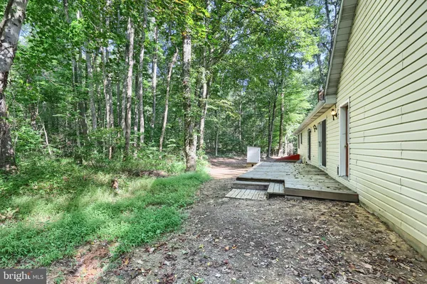 a view of a house with backyard