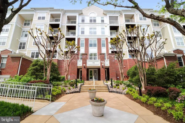 $2,450 | 1641 International Drive, Unit 304, McLean, VA 22102