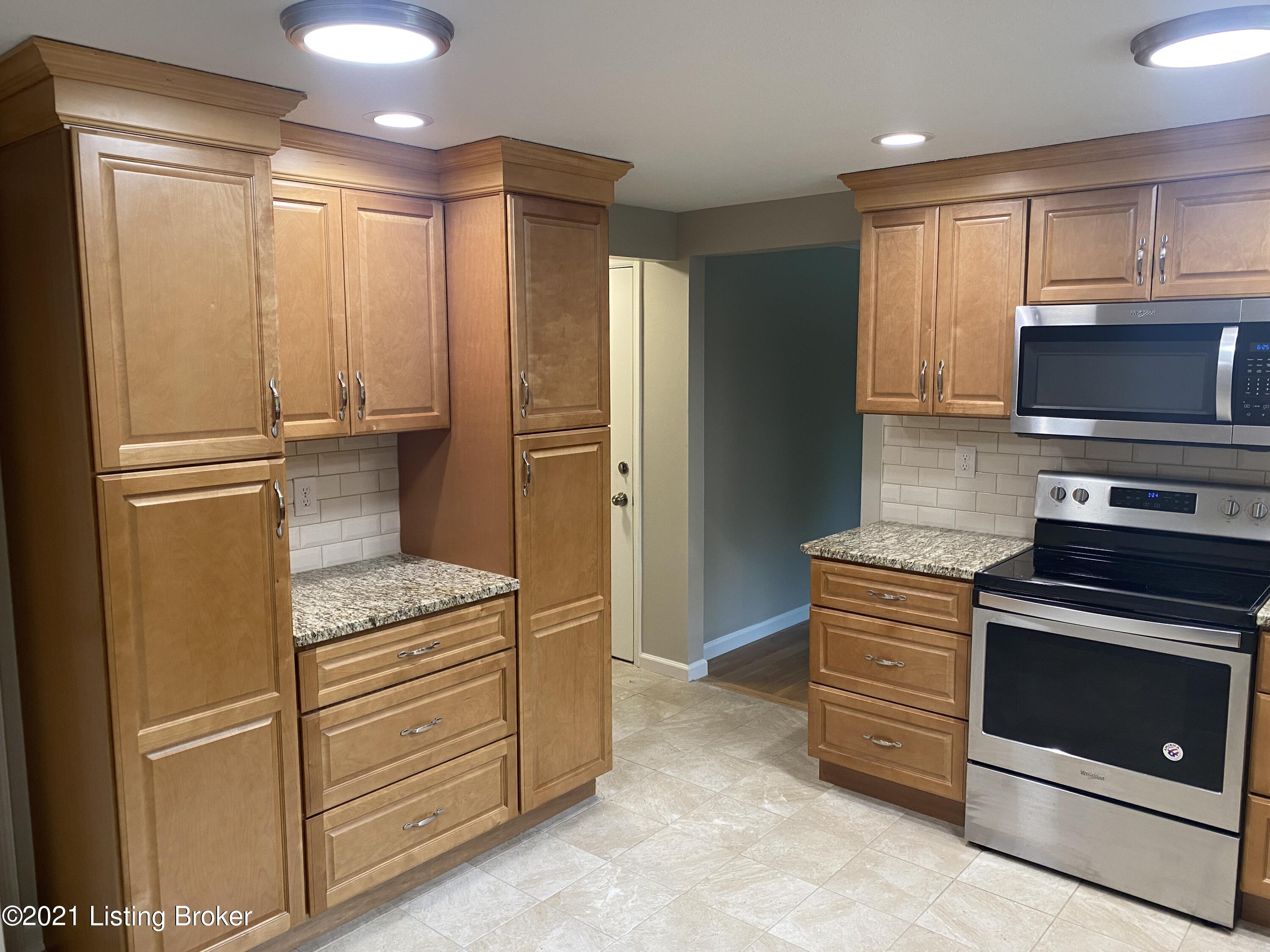 322 Fairmeade Road Louisville, KY 40207 - Photo 3 of 19 IMG_4066