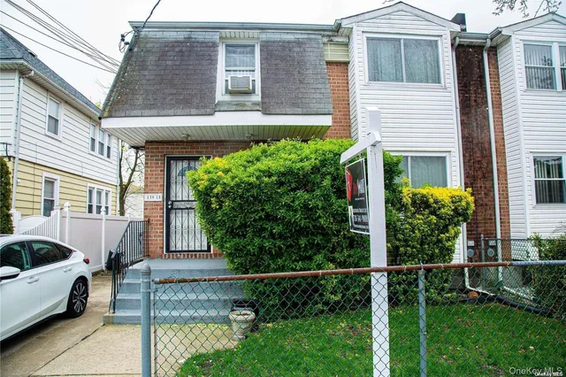 a view of a house with backyard and garden