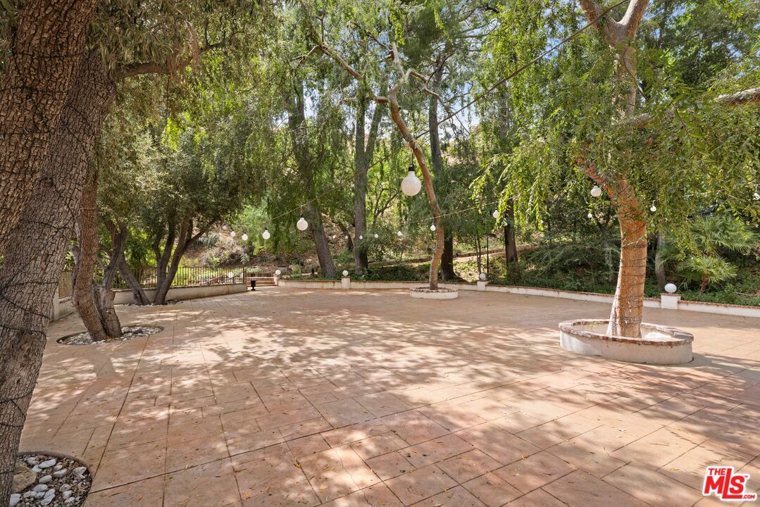 9145 La Tuna Canyon Road Sun Valley, CA 91352 - Photo 15 of 16 a view of outdoor space with trees