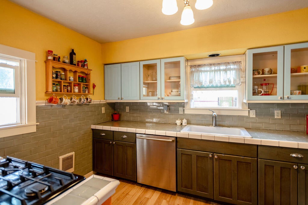 137 Southwest 10th Street Redmond, OR 97756 - Photo 7 of 42 DSC_4180