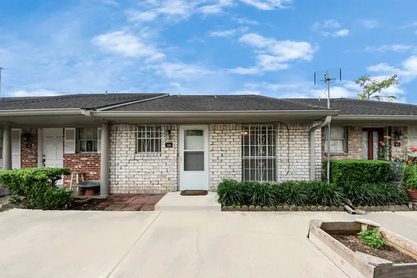 $1,500 | 44 West Tri Oaks Lane, Unit 44, Houston, TX 77043