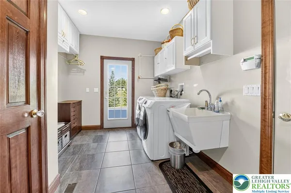 a en suite bathroom with a double vanity sink and a mirror