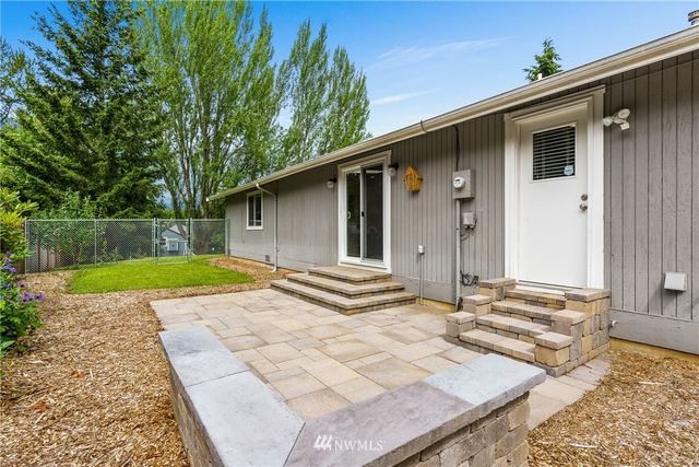 a view of a house with a backyard