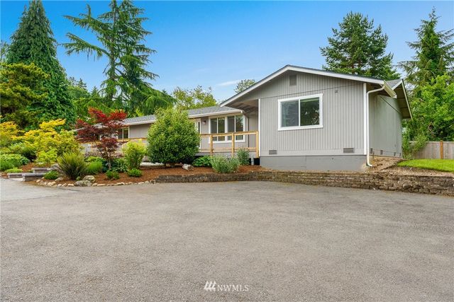a view of a house with a yard and plant