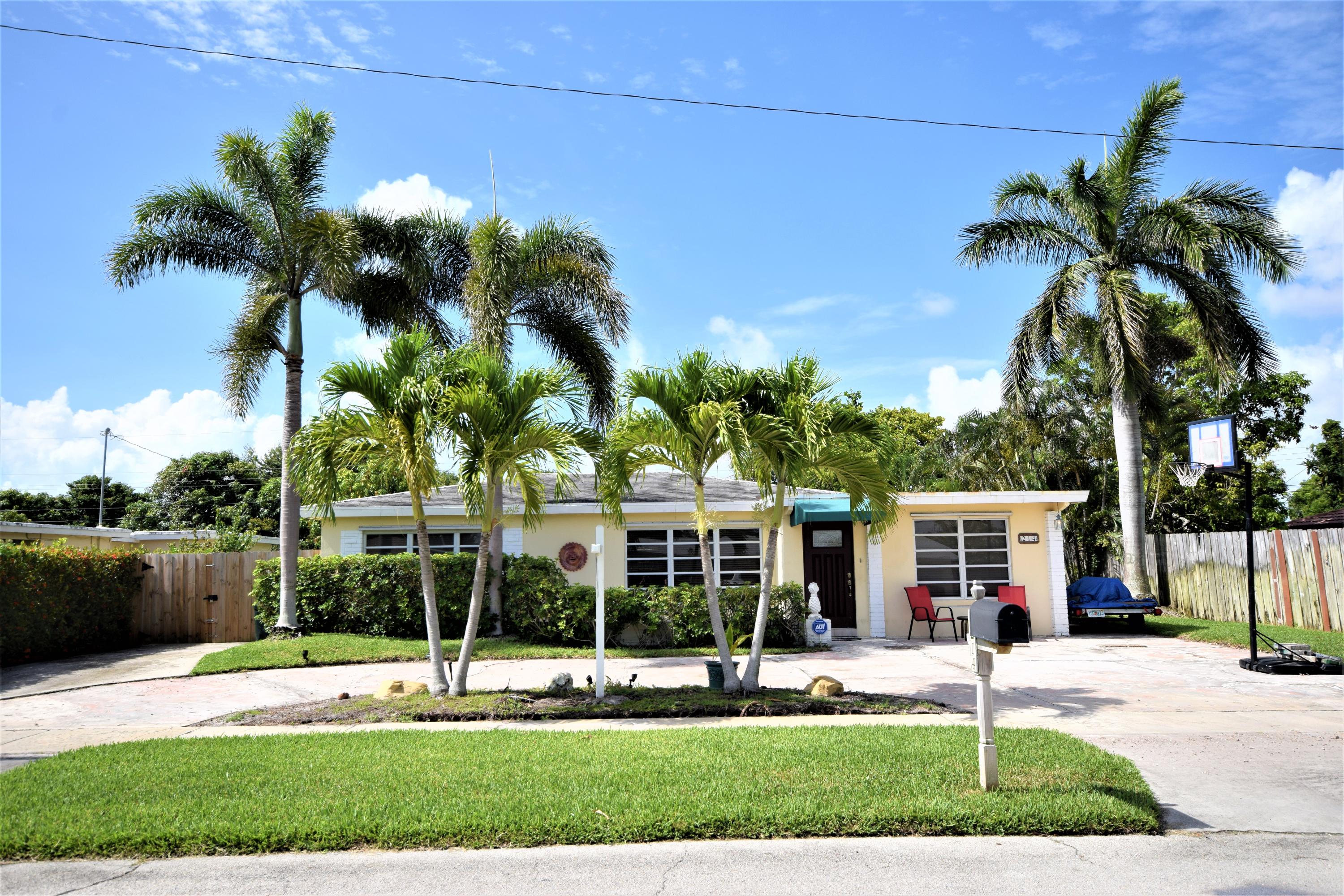 214 Northeast 28th Road Boca Raton, FL 33431 - Photo 3 of 24 Front exterior
