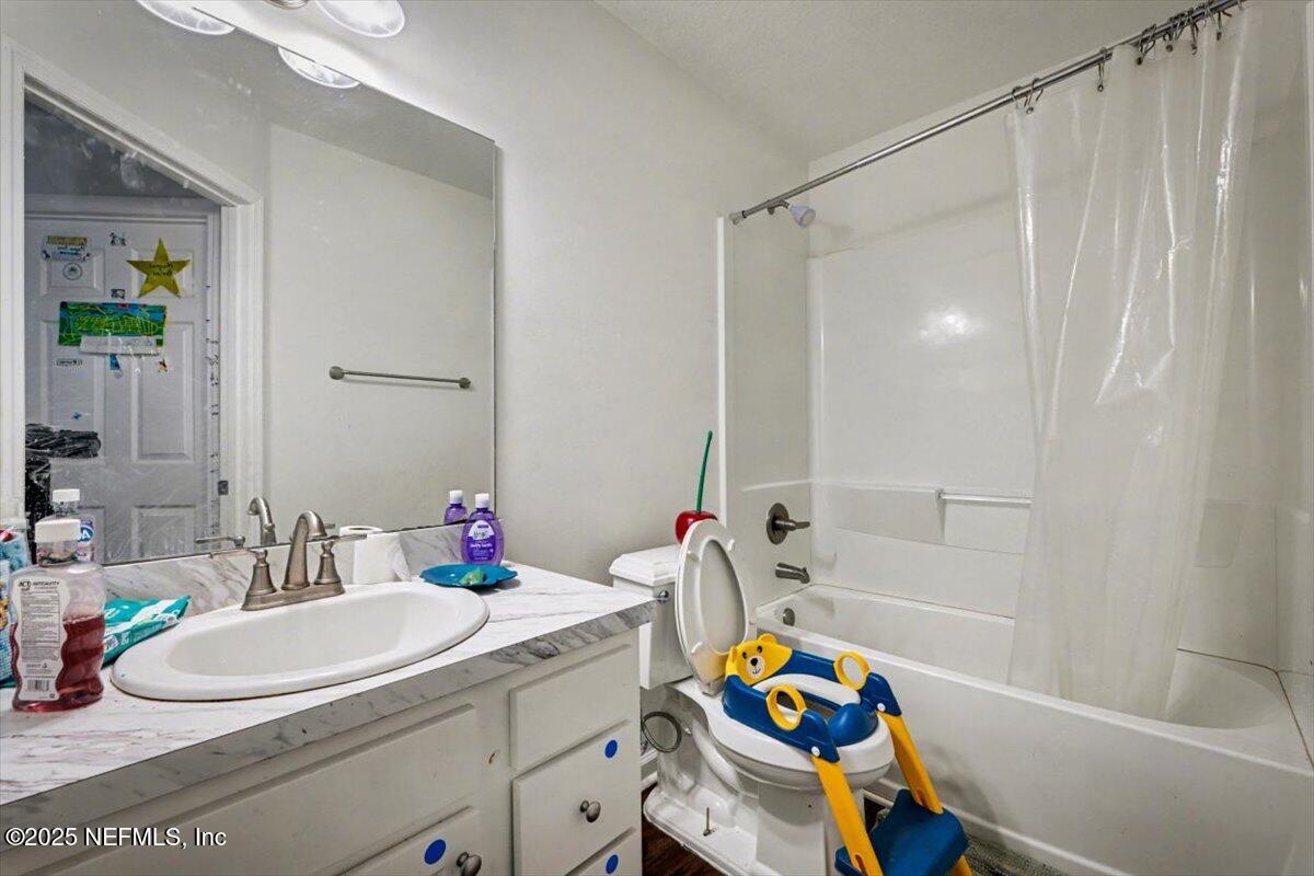 925 Scheidel Way St. Augustine, FL 32084 - Photo 8 of 10 a bathroom with a sink mirror vanity and bathtub