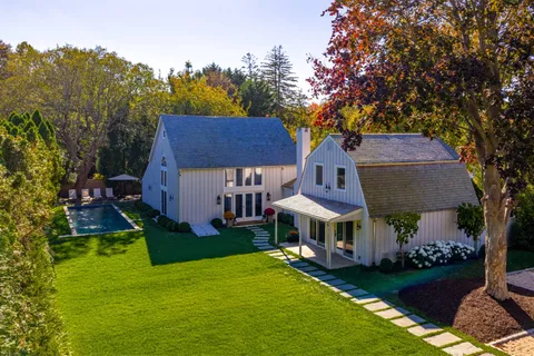 a view of house with garden and trees